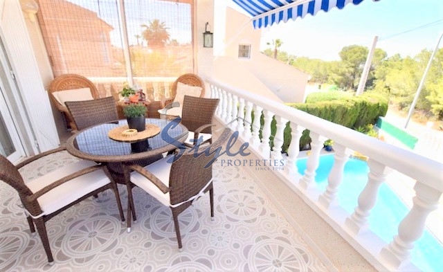 En venta esta villa con vistas abiertas sobre los campos de naranjos hasta el Mar Menor cerca del campo de golf en El Galan de Villamartin