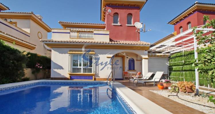 Comprar villa en Orihuela Costa al lado del mar. ID 4448