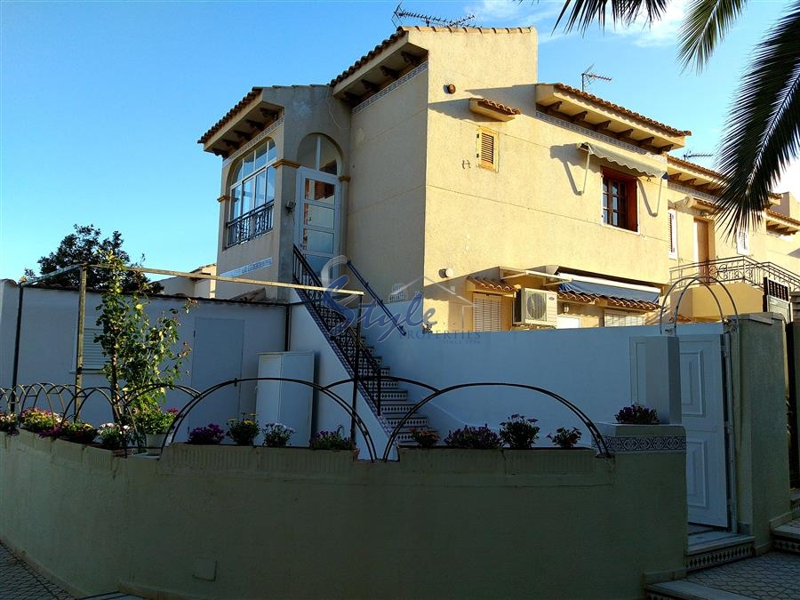 Se vende bungalow con piscina cerca del mar en Playa de La Mata, Torrevieja. ID 4455