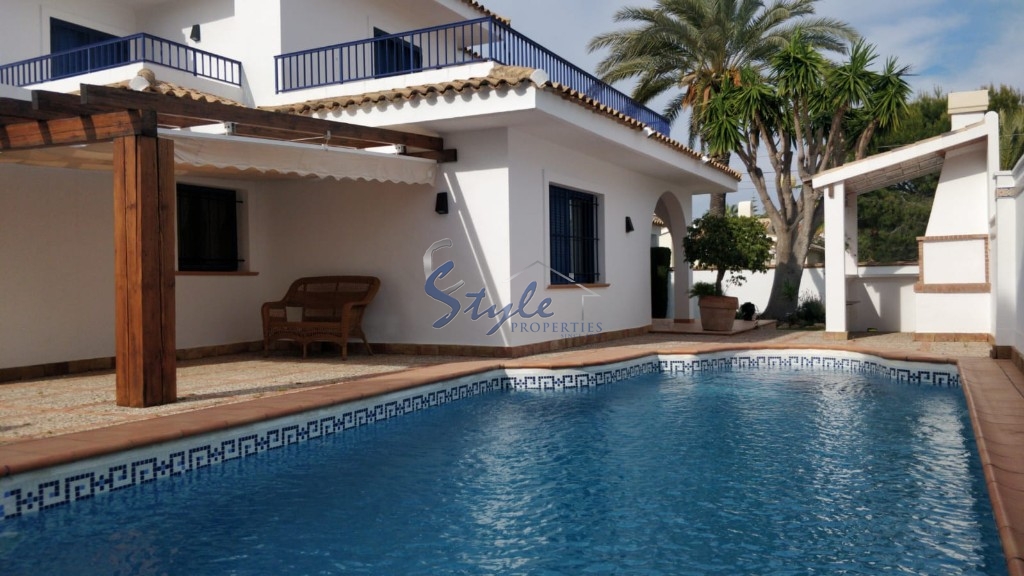 Buy Villa in Cabo Roig close to the beach. ID 4474