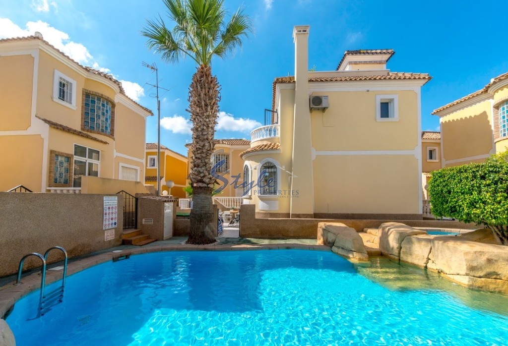 Buy Detached Villa in Villamartin close to golf course. ID 4498