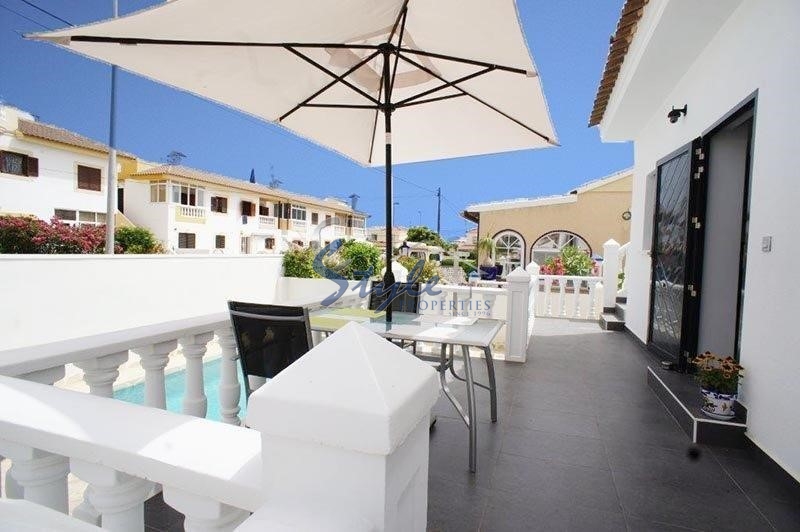 Comprar casa con piscina en Playa Flamenca al lado del mar. ID 4499