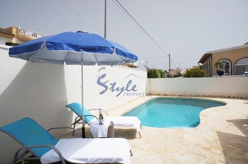 Comprar casa con piscina en Playa Flamenca al lado del mar. ID 4499
