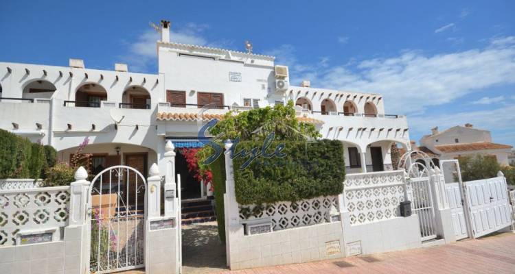 Comprar townhouse con piscina cerca del mar y playa en Torrevieja. ID 4510