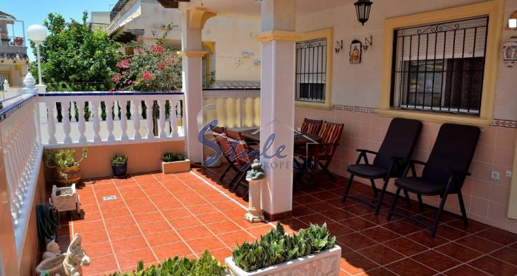 Comprar bungalow planta baja con jardín cerca del mar en Punta Prima, Orihuela Costa, Costa Blanca. ID 4519