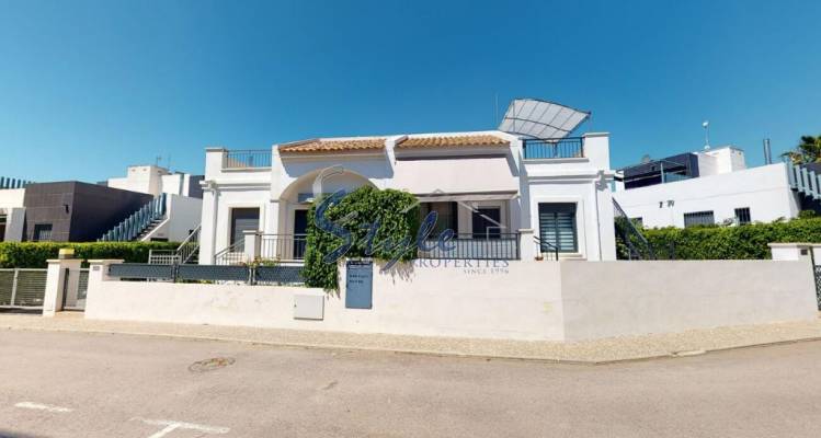Buy bungalow with private garden in Costa Blanca close to golf in Villamartin. ID: 4524
