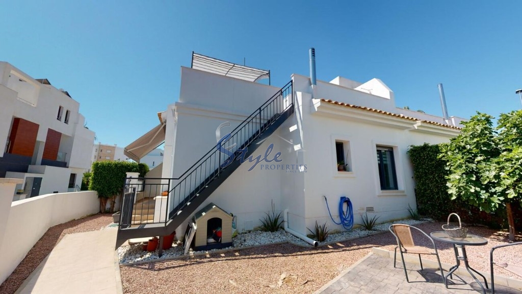 Buy bungalow with private garden in Costa Blanca close to golf in Villamartin. ID: 4524