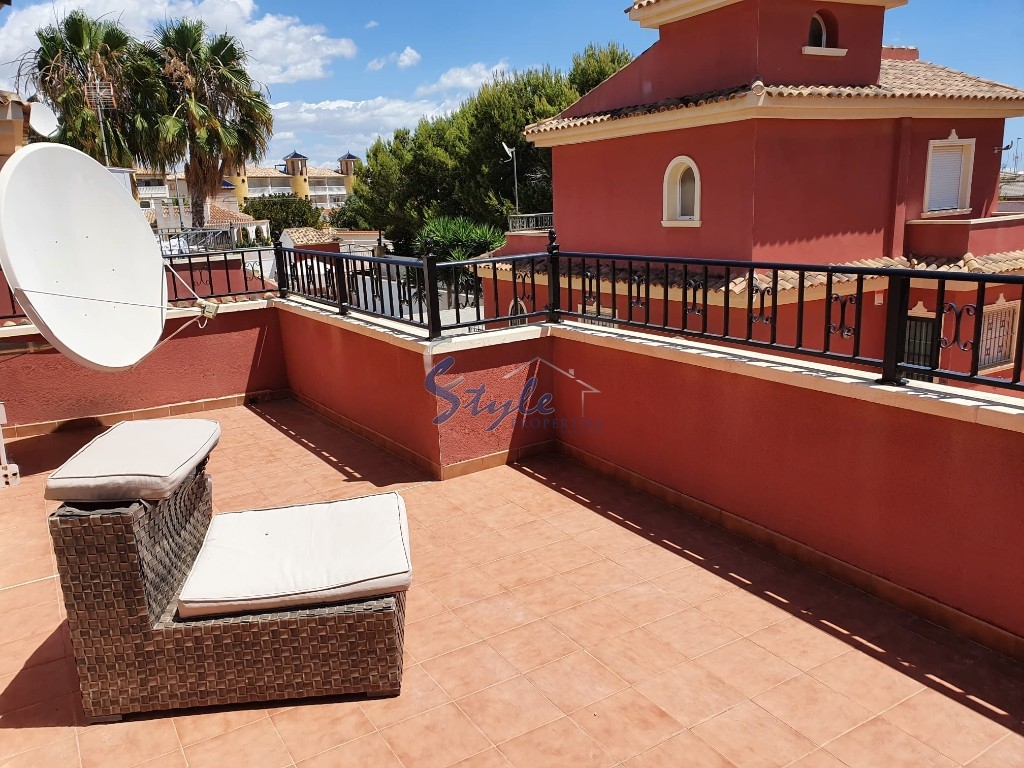 Buy detached chalet with pool in Costa Blanca close to sea in La Zenia. ID: 4528