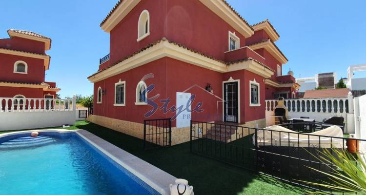 Buy detached chalet with pool in Costa Blanca close to sea in La Zenia. ID: 4528
