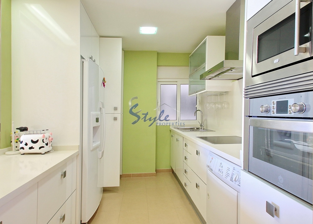 Buy 1st line seafront and seaport apartment in Torrevieja, Costa Blanca. ID: 4539