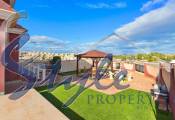 Comprar chalet semiadosado con jardín y piscina privado en Villamartin cerca del golf. ID 4544