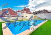 Купить угловое шале с садом и бассейном рядом с гольфом в Вийямартин на Коста Бланке. ID 4544
