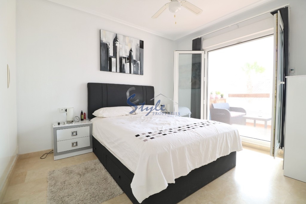 Comprar apartamento ático frente al campo de golf en Villamartín golf, Costa Blanca. ID 4558