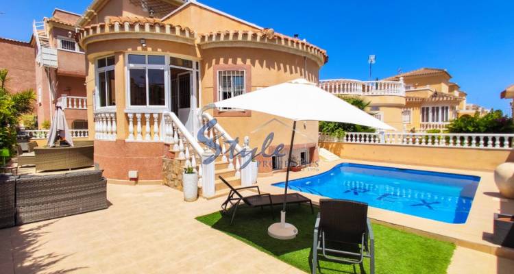 Comprar villa con piscina en Playa Flamenca, cerca del mar y las playas de Orihuela Costa. ID: 4564