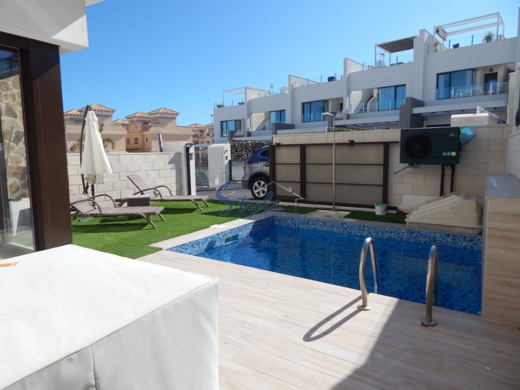 Buy semidetached chalet with private pool and garden in Costa Blanca close to golf in Villamartin. ID: 4571