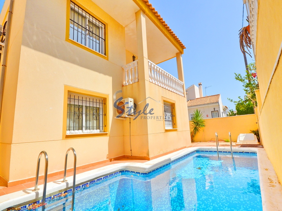 Se vede chalet independiente con jardín y piscina en Aguas Nuevas, Torrevieja. ID 4574