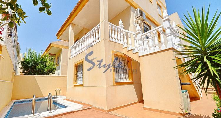 For sale independent villa with garden and pool in Torrevieja. ID 4574