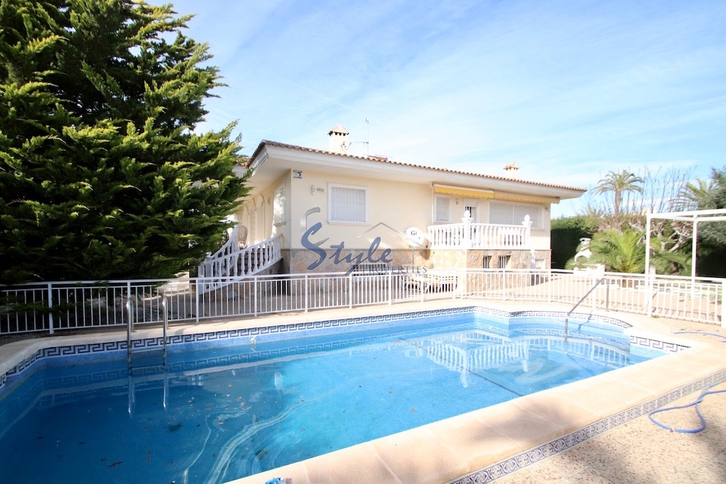 Buy detached chalet in Cabo Roig close to the beach. ID 4587