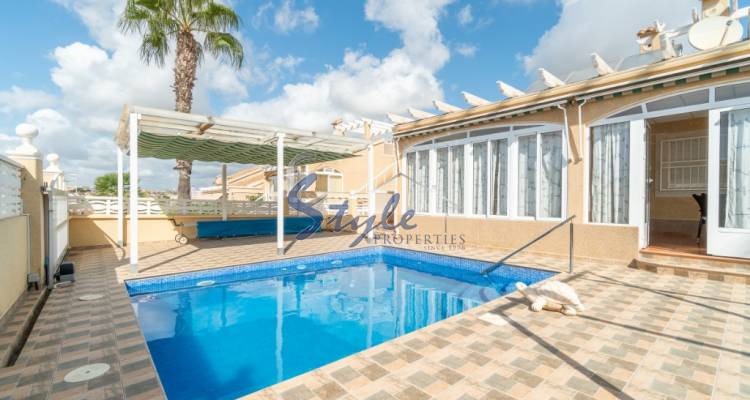 Comprar villa con piscina y jardín privado en venta en La Florida de Orihuela Costa. ID 4591