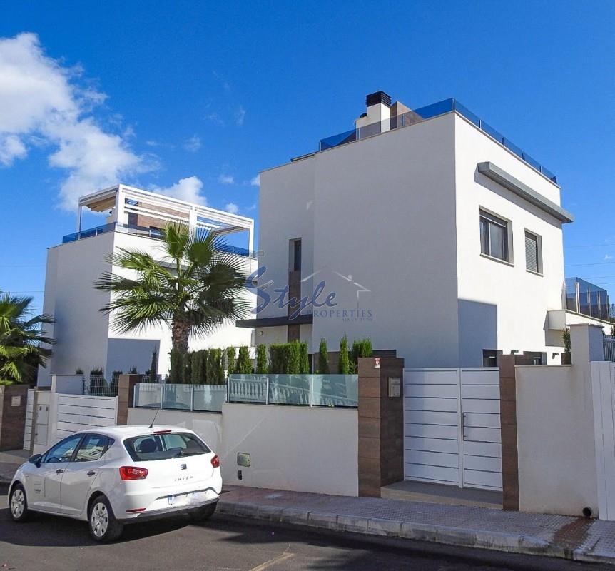 Buy Detached Villa with pool and garden in Villamartin close to golf course. ID 4596