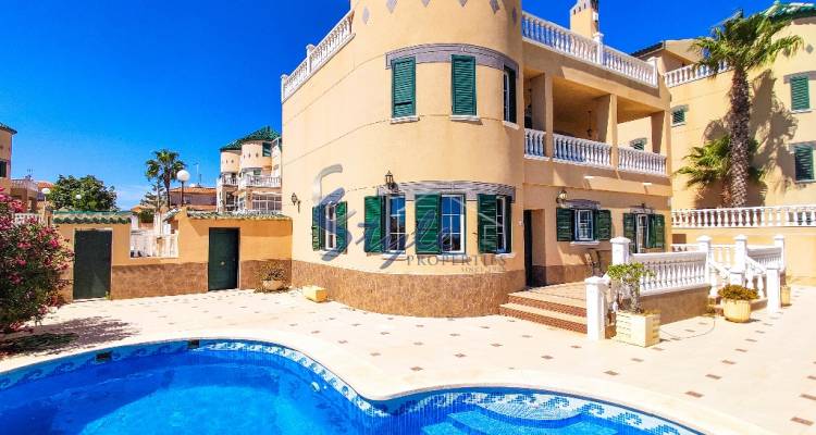 Villa for sale with panoramic sea views in La Mata