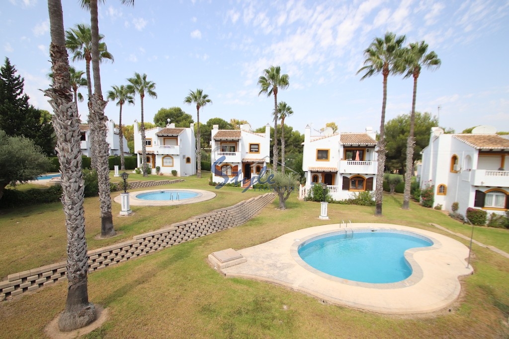 Comprar Villa independiente con piscina y zonas ajardinadas en Villamartin cerca de campos de golf. ID 4605