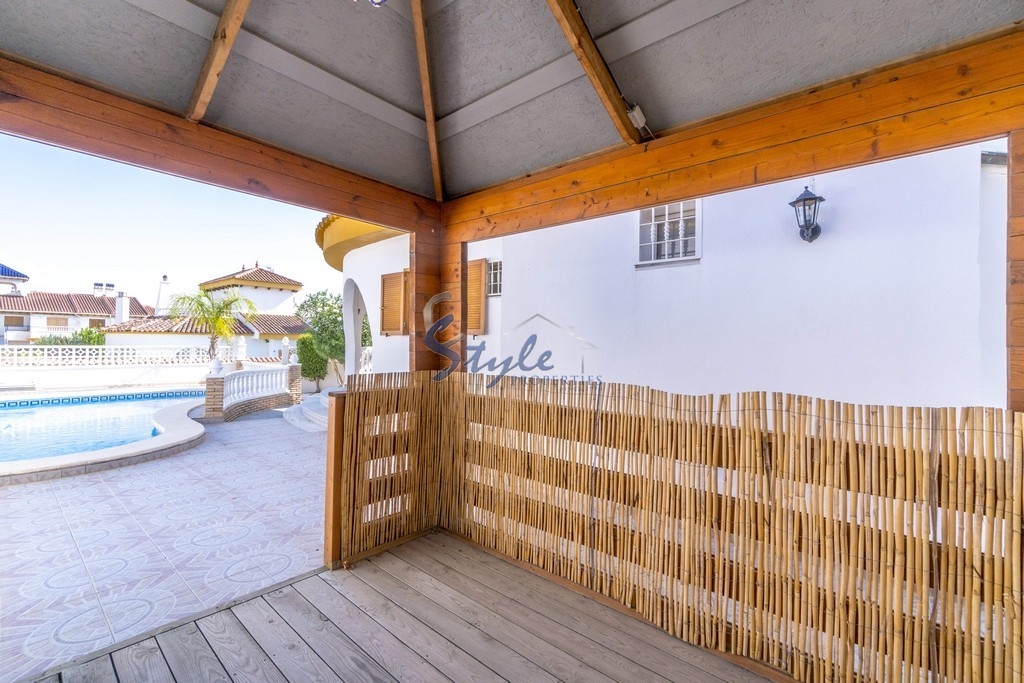Buy independent chalet with private pool, 800m from the beach in Mil Palmeras. ID 4606