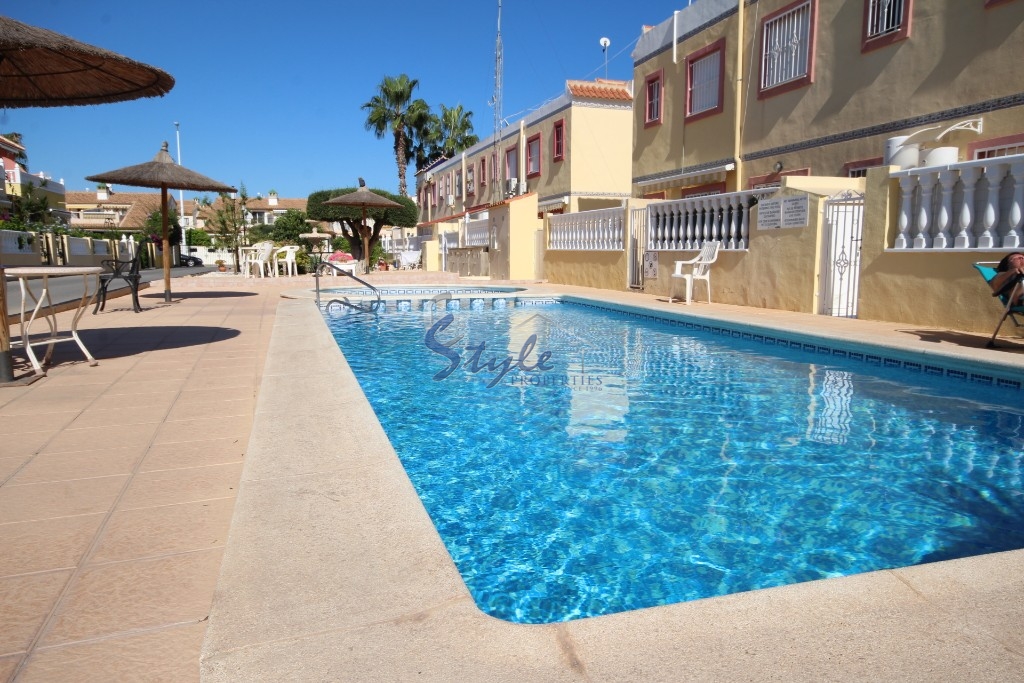 Comprar ?asa adosada con una amplia zona ajardinada privada en La Zenia cerca del mar. ID 4611