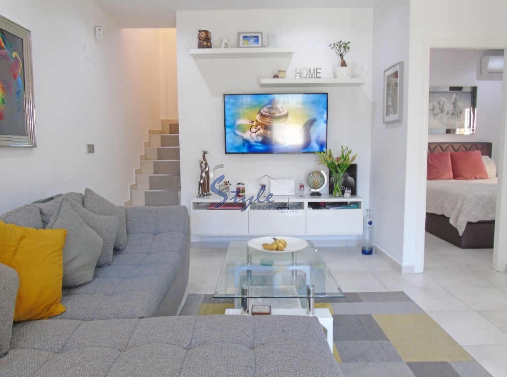 Buy independent chalet with garden, close to golf course in Villamartín Orihuela Costa. id 4612