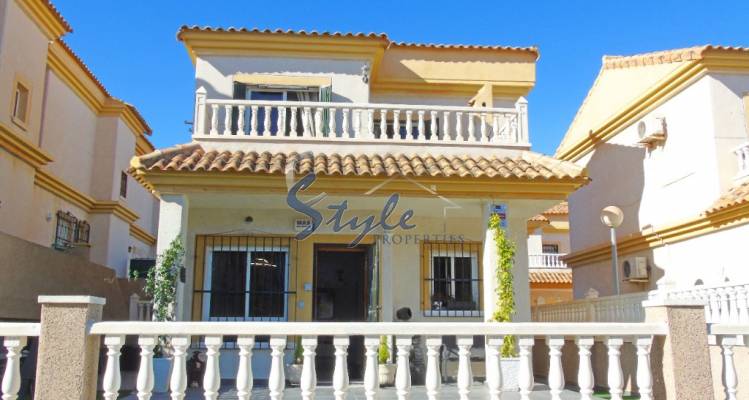 Buy independent chalet with garden, close to golf course in Villamartín Orihuela Costa. id 4612