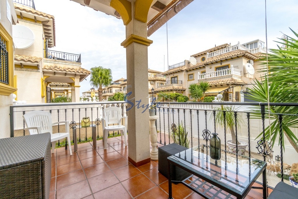 Comprar chalet adosado con piscina comunitaria en La Zenia cerca del mar. ID 4617