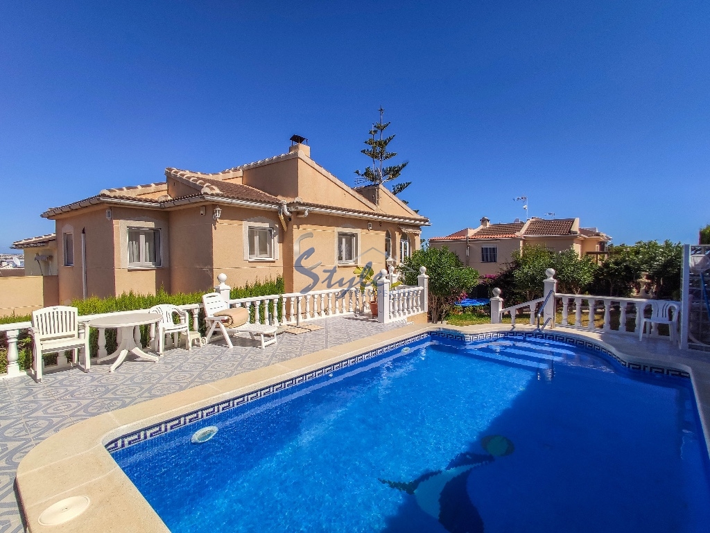 For sale house  with swimming pool in Los Balcones, close to the sea, Torrevieja, Alicante