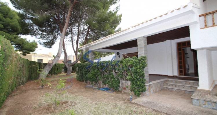 Buy villa in Dehesa de Campoamor close to sea. ID 4624