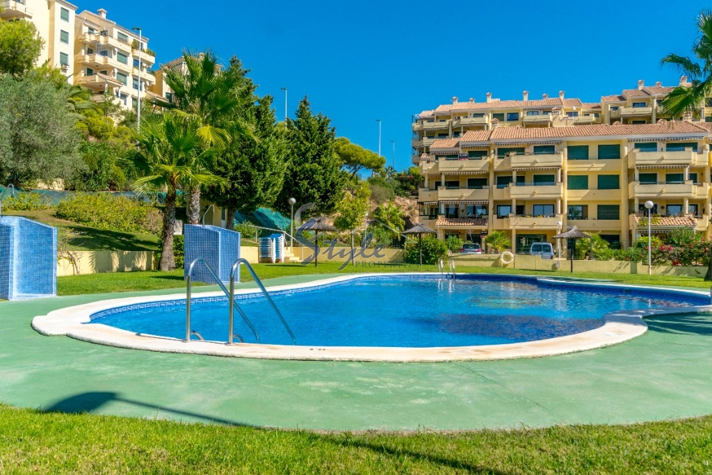 Comprar apartamento con jardín y piscina en Campoamor cerca del golf. ID 4629