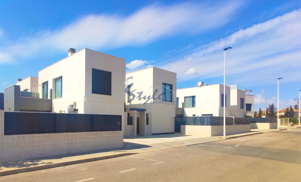 Detached house with private swimming pool for sale en Punta Prima, Alicante, Costa Blanca. ID1239