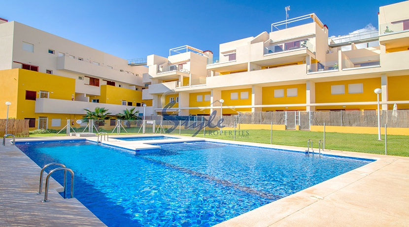 Comprar duplex con piscina y cerca del mar en Playa Flamenca, Orihuela Costa. ID: 4650