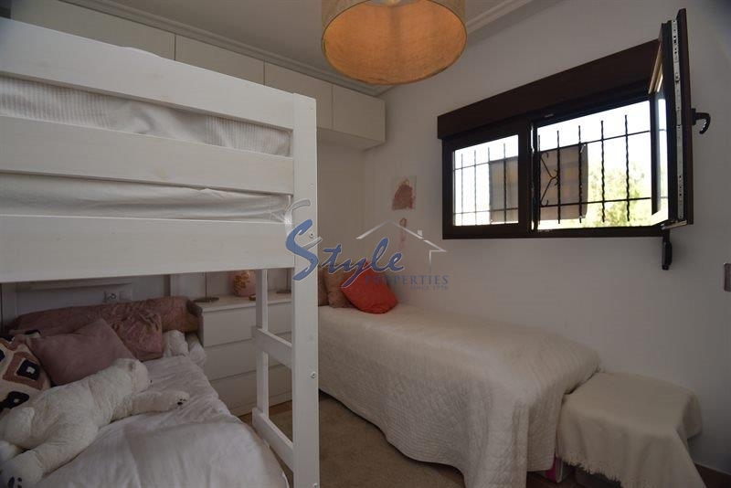 Apartamento reformado se vende en urb. Cala Dorada, Orihuela Costa cerca de las hermosas playas de Punta Prima ID: 4889