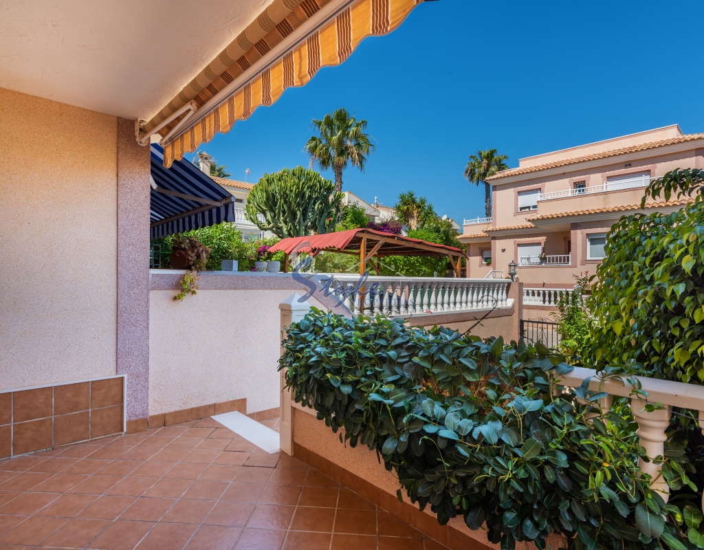 Comprar adosado con jardín y piscina en Los Balcones, Torrevieja. ID 4671
