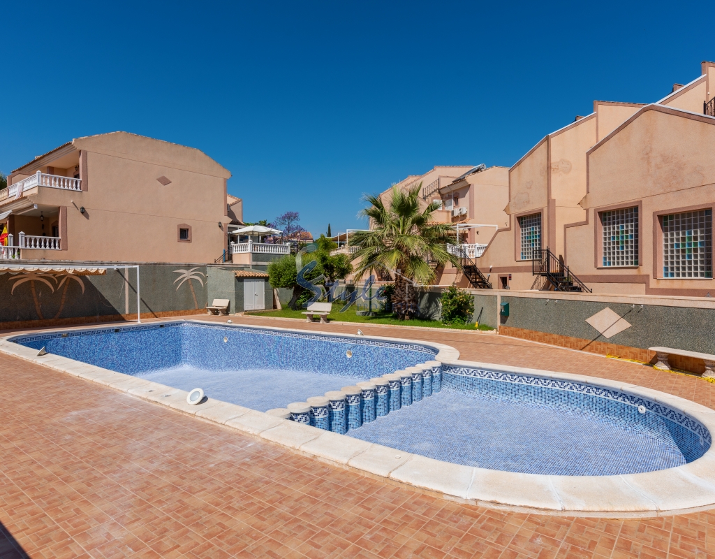 Comprar adosado con jardín y piscina en Los Balcones, Torrevieja. ID 4671
