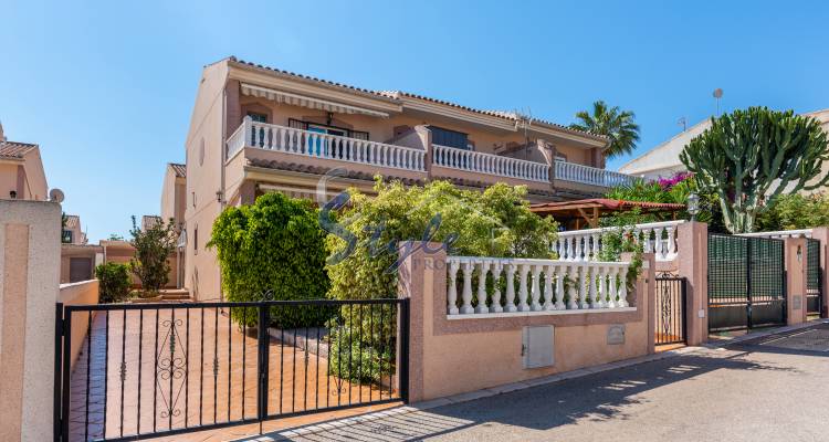 Comprar adosado con jardín y piscina en Los Balcones, Torrevieja. ID 4671