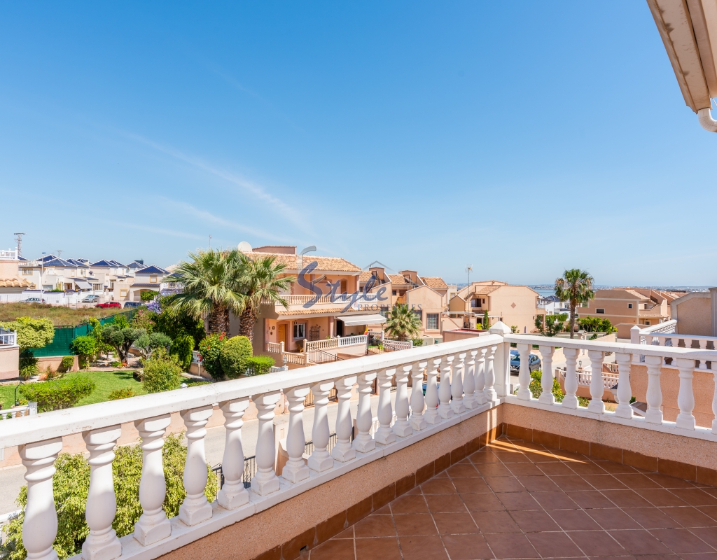 Comprar adosado con jardín y piscina en Los Balcones, Torrevieja. ID 4671