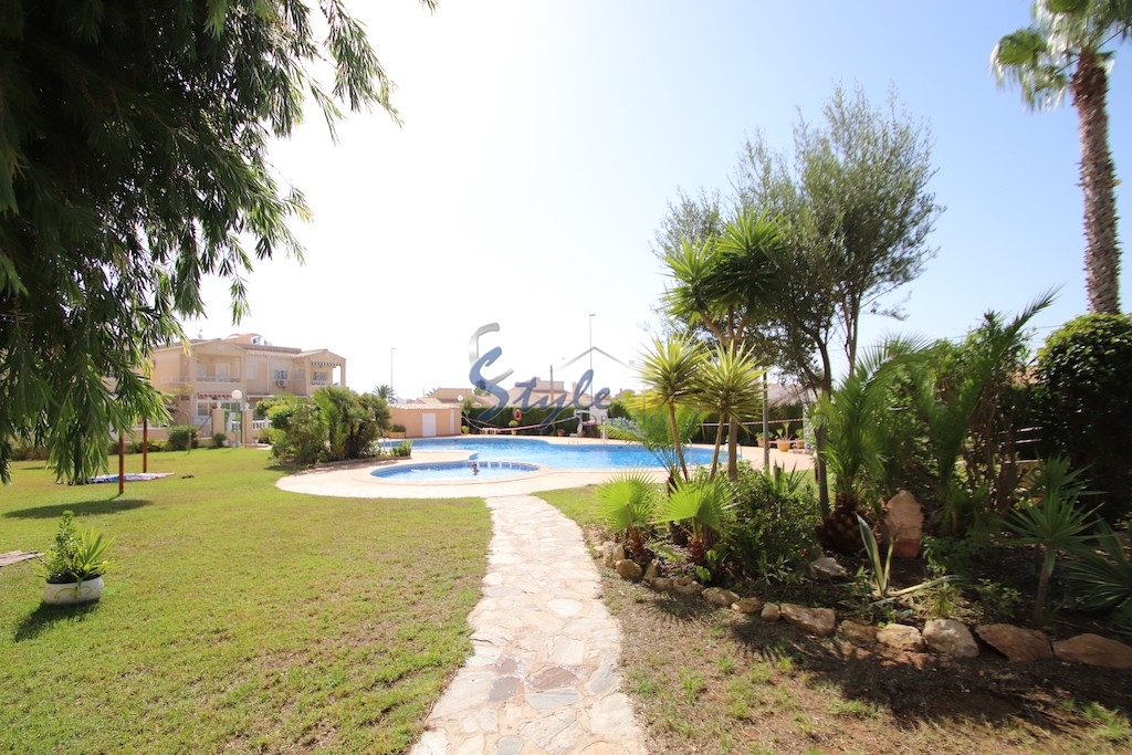 Comprar duplex con piscina y cerca del mar en Playa Flamenca, Orihuela Costa. ID: 4674