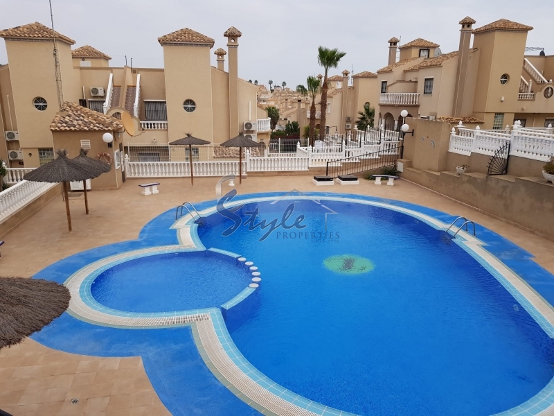 Comprar chalet adosado con piscina y zonas ajardinadas en Villamartin cerca de campos de golf. ID 4679