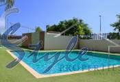 Comprar bungalow con piscina y cerca del mar en Mil Palmeras, Orihuela Costa. ID: 4683