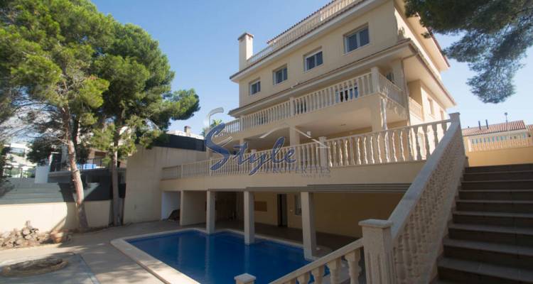 Buy villa in Montemar, Campoamor close to sea. ID 4695