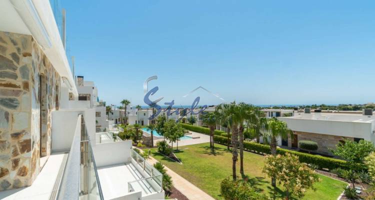 Buy apartment with pool in Costa Blanca close to golf in Villamartin. ID: 4701