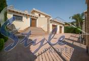 Buy refurbished villa with pool, close to golf course in Villamartín Orihuela Costa. id 4713