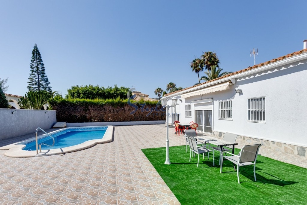 Buy independent villa with garden and pool in Torrevieja. ID 4716