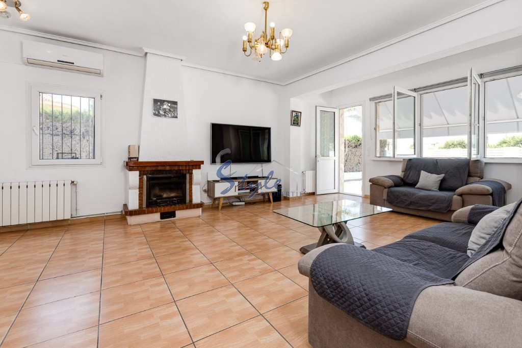 Buy independent villa with garden and pool in Torrevieja. ID 4716