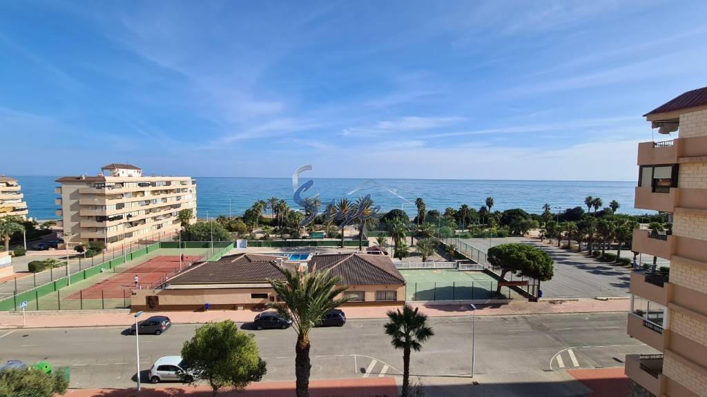 Comprar apartamento con vistas al mar en venta en 1ª línea de la playa en La Mata, Torrevieja. ID 4719